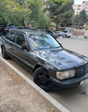 oturacaq uzlukleri: Tünd boz rəngli Mercedes-Benz 190 (W201) modeli. Bu dördqapılı sedan