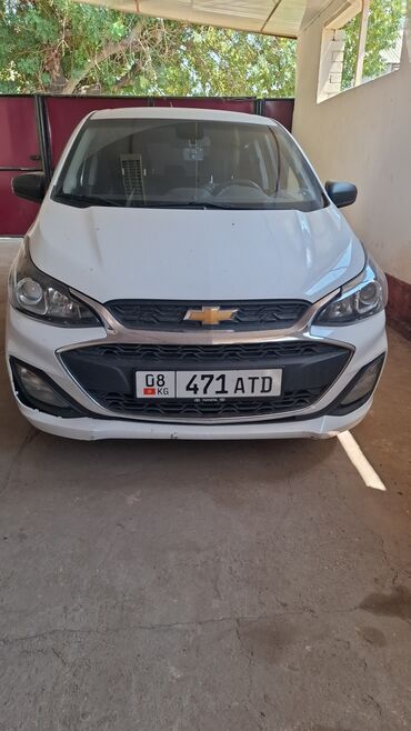 авто домик: Белый хэтчбек Chevrolet Spark, представленный на изображениях