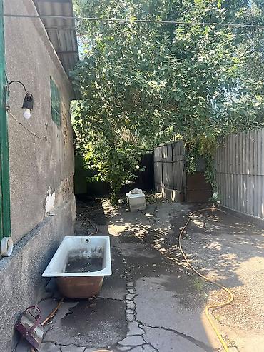 Недвижимость: Продаётся земельный участок с домом и хозпостройками. Расположение: с — 4