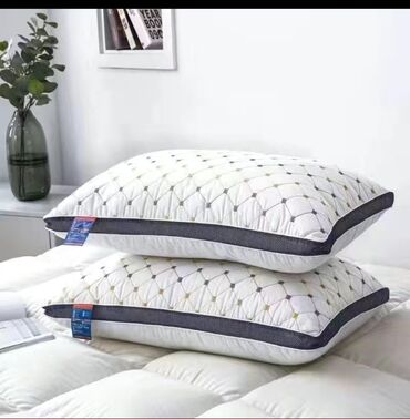 оптом подушки: Продаю подушку наполнитель синтепон.(осталась одна)