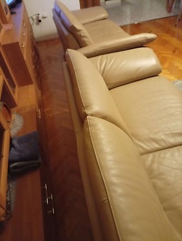 Sofe i kaučevi: Kožna dvosede/sofa – bež/peščana boja . DVA TROSEDA — 8