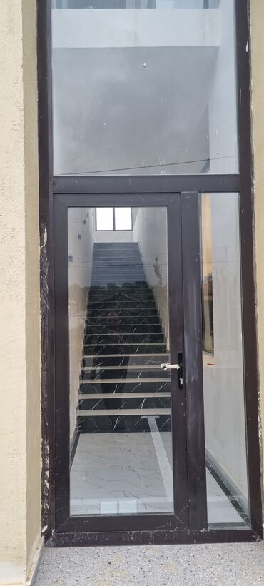 Binalar: Kommersiya təyinatlı iki mərtəbəli modern bina - Şüşəbənd vitrin — 6