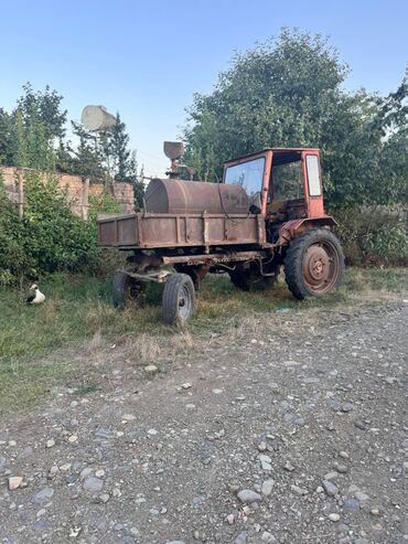 avto disklər: Kənd təsərrüfatı işləri üçün istifadə edilən, qırmızı rəngdə traktor