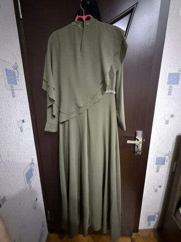 шифоновая длинное платье: Zeytun-yaşıl rəngdə uzun ziyafət donu. - Model: asimmetrik qatlı