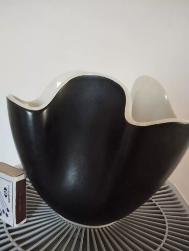 национальный сувенир: Распродажа! Советская ваза, Лфз, черная с белой отделкой, целая, 1500