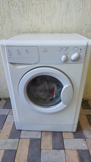 продаю бу стиральную машинку: Стиральная машина Indesit, Б/у, Автомат, До 5 кг, Полноразмерная