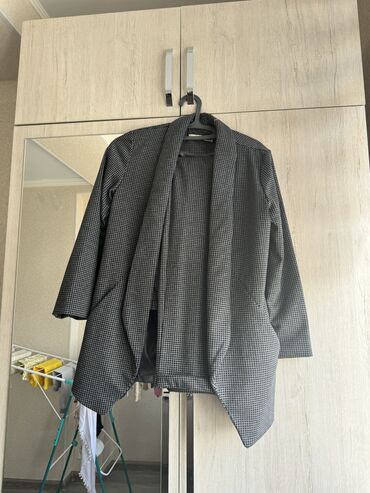 бежевый пиджак: Пиджак, Классическая модель, Драп, Ассиметричная модель, Made in KG, S (EU 36)