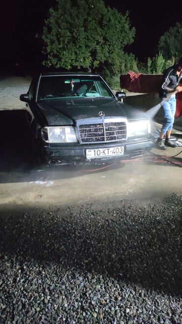 Mercedes-Benz 220: 2 л | 1990 г. Седан