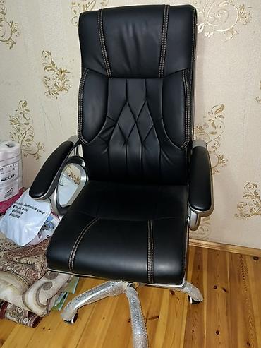 Офисные, игровые кресла: Новый, С колесиками, Рукояти не регулируются, Кожа — 1