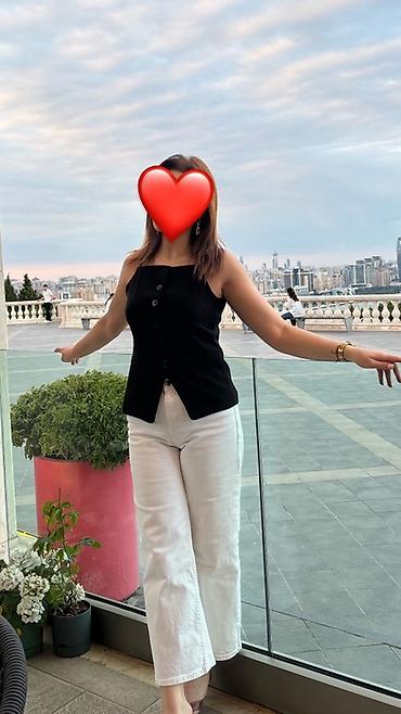Qadın qolsuz top – qara rəng - Model: düyməli, düz kəsim, sinədən