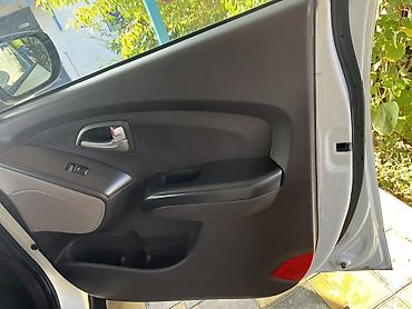 premier hazard siren: Hyundai ix35 – ağ rəngli, şəhər və uzun məsafələr üçün rahat — 6