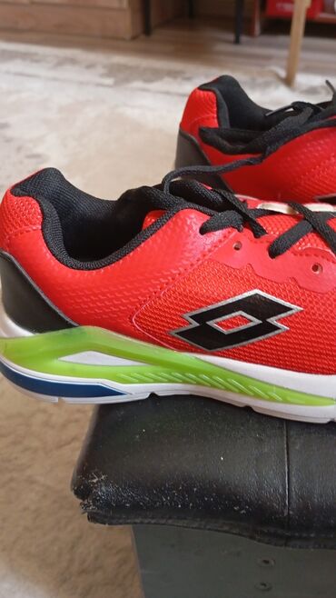 обувь для футбола для детей: 35размер новые подошва светится