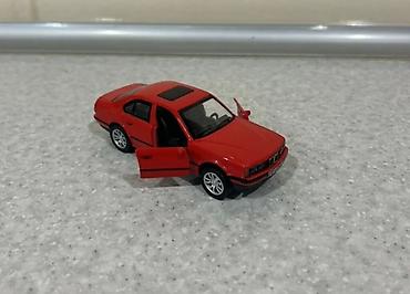 555: Qırmızı rəngli metal avtomobil modeli – sedan tipli klassik dizayn — 3