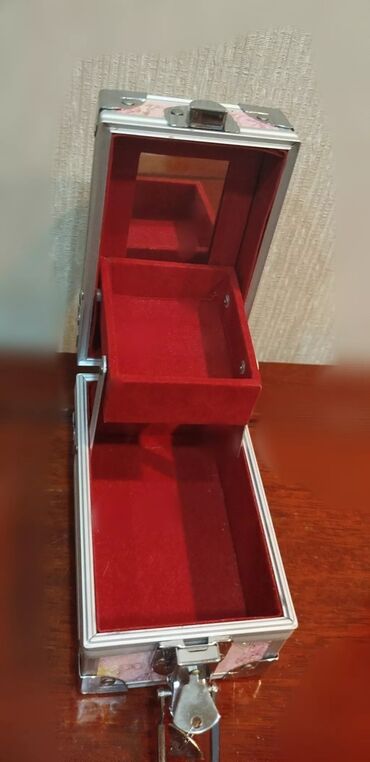 Sandıqlar: Mücrü qabı 2 əd mücrü(qızıl) qutu.Az İstifadə edilib. Yazılan qiymət — 5