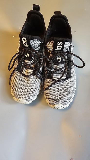 man: Adidas patike za dečaka kupljene u Americi. Jedina mana što je pukla — 3