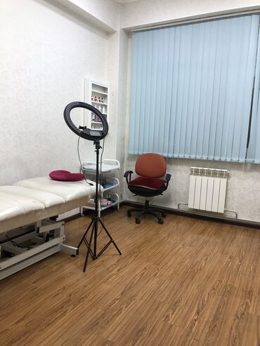 офис в бизнес центре: Ижарага берем Офистик, 14 кв. м, 1-катар, Жабдуулары менен, Өзүнчө санитардык түйүнү менен