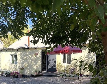 kg house: Уютный одноэтажный дом с большим закрытым двором и зелёным садом - — 1