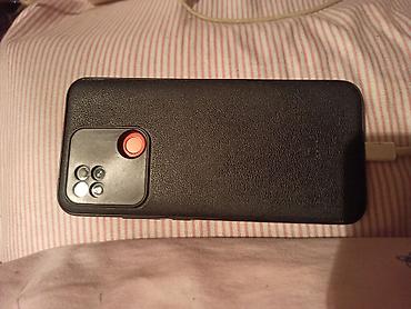 internet nomresi: Qara rəngli smartfon. Arxa hissəsində dəri teksturalı dizayn var və — 1