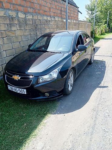 chevrolet cruze bufer: Chevrolet Cruze LT sedan təqdim olunur. Avtomobil qara rəngdədir və — 3