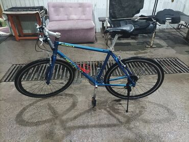kiwicool велосипед: Продаю велосипед шоссейный, рама алюминиевый все чики, Синий цена