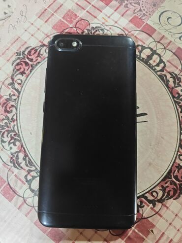 htc one m7 802w dual sim silver: Arxa tərəfində tək kamera və fləş lampası olan qara rəngli smartfon
