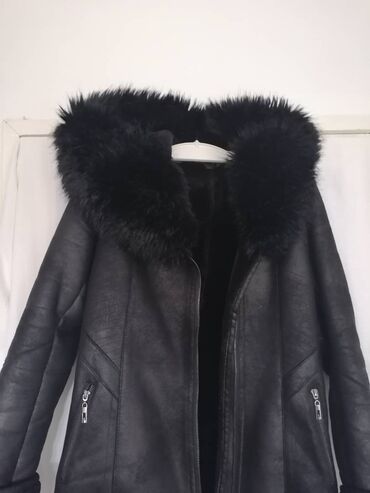 Krzneni kaputi: Monton intenzivno crne boje sa kapuljacom i punijim toplim krznom na lalafo.rs — 3 Krzneni kaputi: Monton intenzivno crne boje sa kapuljacom i punijim toplim krznom — 3