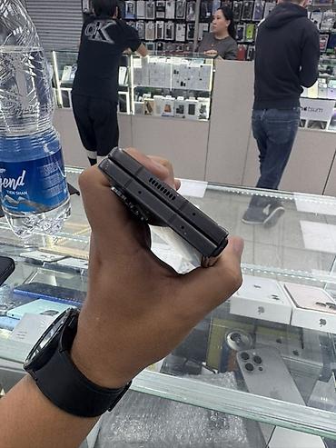 прадаю телефон: Samsung Б/у, 512 ГБ, цвет - Черный, 1 SIM, eSIM — 5