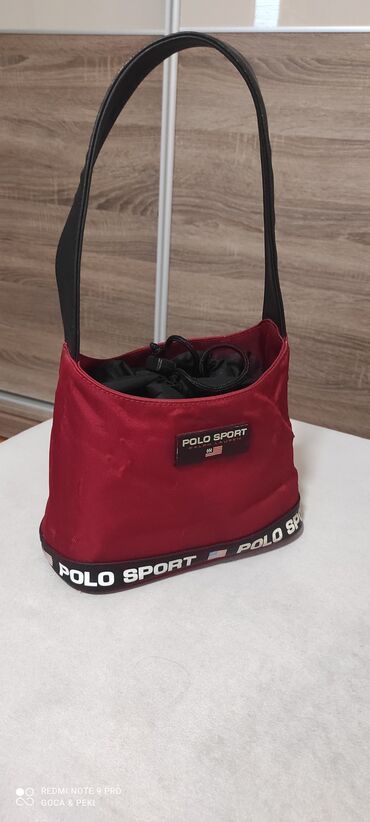 muska crvena majca:  Polo Sport torbica u odličnom stanju. 
26 X 15 X 11cm