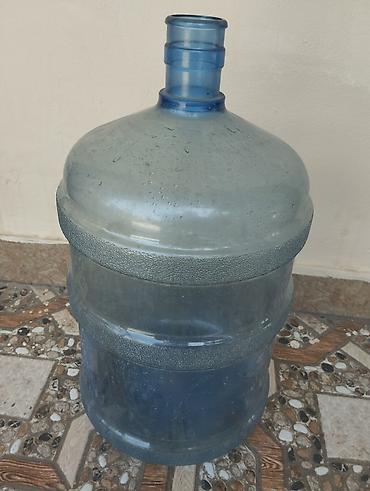 su cəni satılır: - Məhsul: Su üçün iri həcimli qab (damacana) - Material: Möhkəm, qalın — 1