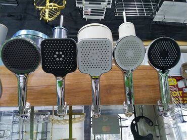 duş başlığı: Müxtəlif formalı və funksiyalı, parlaq xrom örtüklü əl duş başlıqları