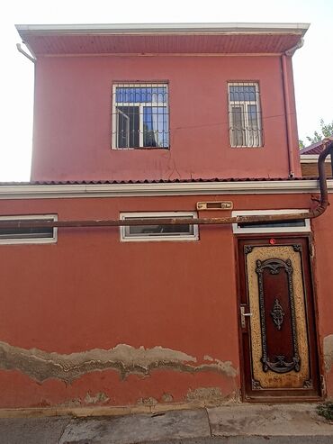 kirayə evlər xutor: 2 mərtəbəli həyət evi - Fasadı çəhrayı rəngli, dəmir barmaqlıqlı