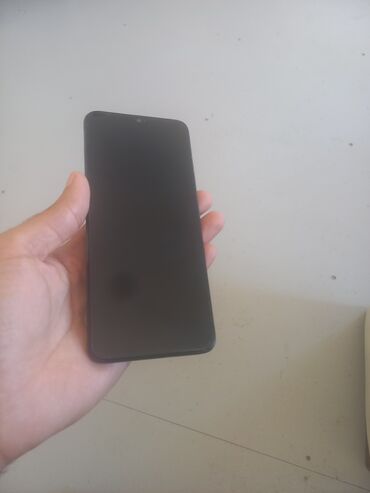 Redmi 10C modeli, dörd kamera modulu və bir fləş olan böyük kvadrat