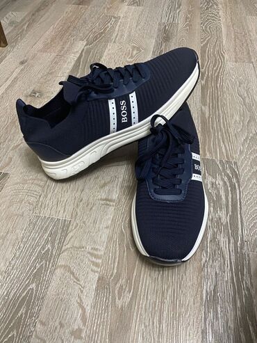 krasovka kisi ucun: Kişi krasspvkası 44 razmer 40 man Qadın krassovkası 36 razmer adidas