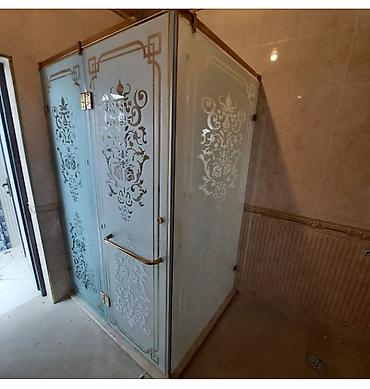 Şüşə duş kabinası - Material: temperli şüşə panellər, bəzəkli