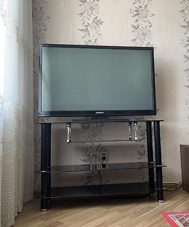 Samsung televizor və şüşə TV stendi - Brend: Samsung (ekranın aşağı
