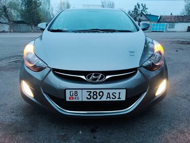 Hyundai: Автомобиль Hyundai Avante серого цвета. Эта модель отличается