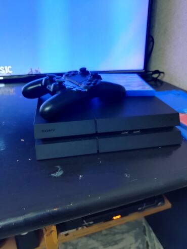PS4 (Sony PlayStation 4): Продаю PS,4 роботает отлично эсть три игры, два джойстика