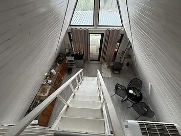 этажный дом: Каркасный дом A-Frame с большой крытой террасой — 8