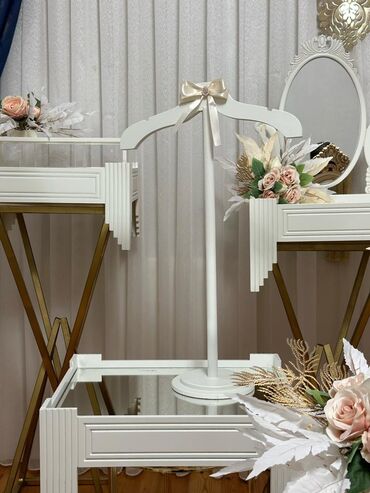 Stend vitrinləri: Ağ rəngdə qarışıq güllərlə 14 ədədli xonça dəsti satılır. Üzərində — 12