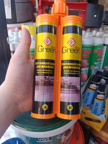шпатель для шпаклевки стен профессиональный: Двухкомпонентный клей Green Bell, предназначенный для фарфора. Состоит