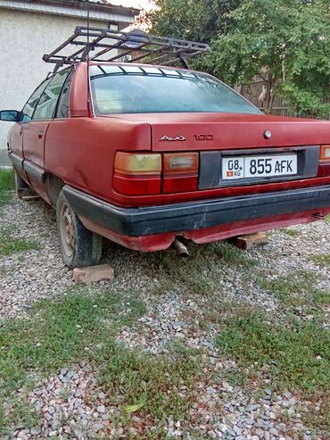 аксессуары для ауди: Автомобиль Audi 100 в кузове седан, окрашенный в красный цвет. На