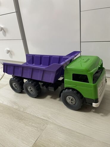oyuncaq maşınlar: Yaşıl kabinli və bənövşəyi kuzovlu plastik yük maşını. Bu oyuncaq