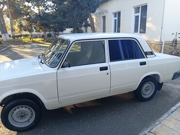 VAZ (LADA): VAZ 2107, ağ rəng, sedan. Xüsusiyyətlər: - Kuzov: 4 qapılı sedan — 4