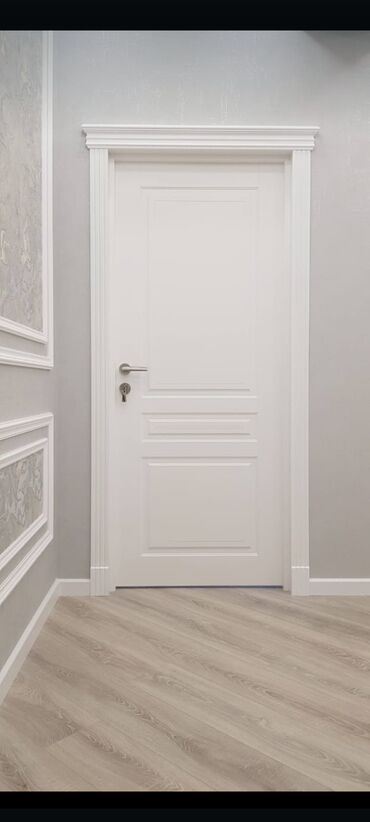 Otaq qapıları: Ağ rəngdə, klassik üslubda qapı. Qapının üzərində zərif oymalar var — 13