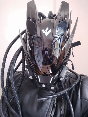 motosiklet kask: Motosiklet maskası Maskatam sifəti və başın yarı hissəsini örtür arxa