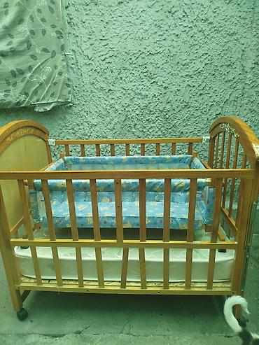 bunk bed: Детская деревянная кроватка с матрасом. Особенности: - Материал — 1