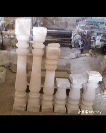 Pilləkən məhəccərləri: Ağ rəngli, müxtəlif formalı və ölçülü dəmir-beton sütunlar. Bu — 35