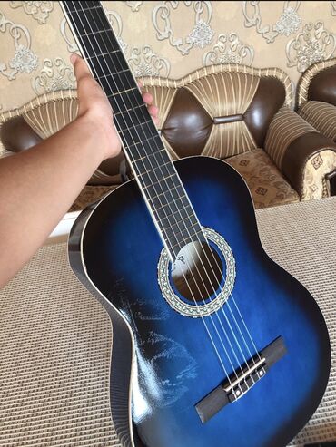 Fleytalar: Mavi rəngli klassik akustik gitara - Korpus: parlak mavi-siyah