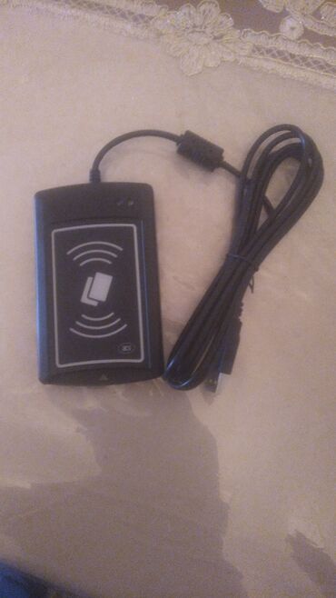 komputer adapterleri: Bu, kontaktlı ağıllı kartları oxumaq üçün istifadə edilən, USB