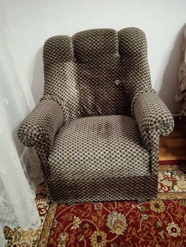 Продаю б/у диван и кресло 2 штук состояние хорошее диван по 2000сом